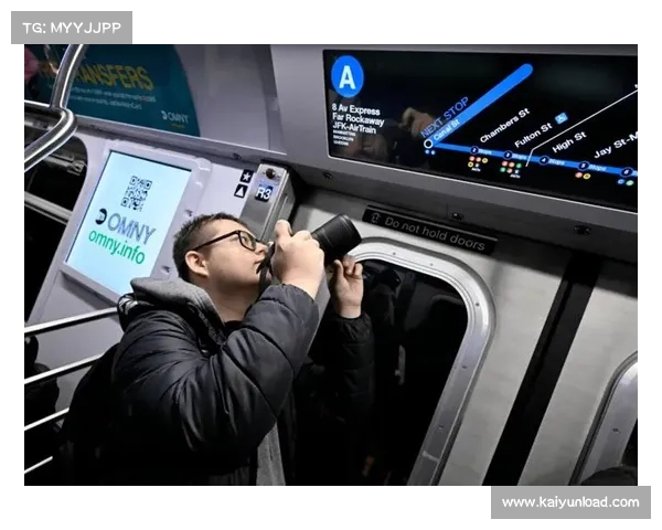 纽约地铁推出世界杯主题列车 车厢内32队巨星海报闪耀启程 纽约地铁推出世界杯主题列车 车厢内32队巨星海报闪耀启程